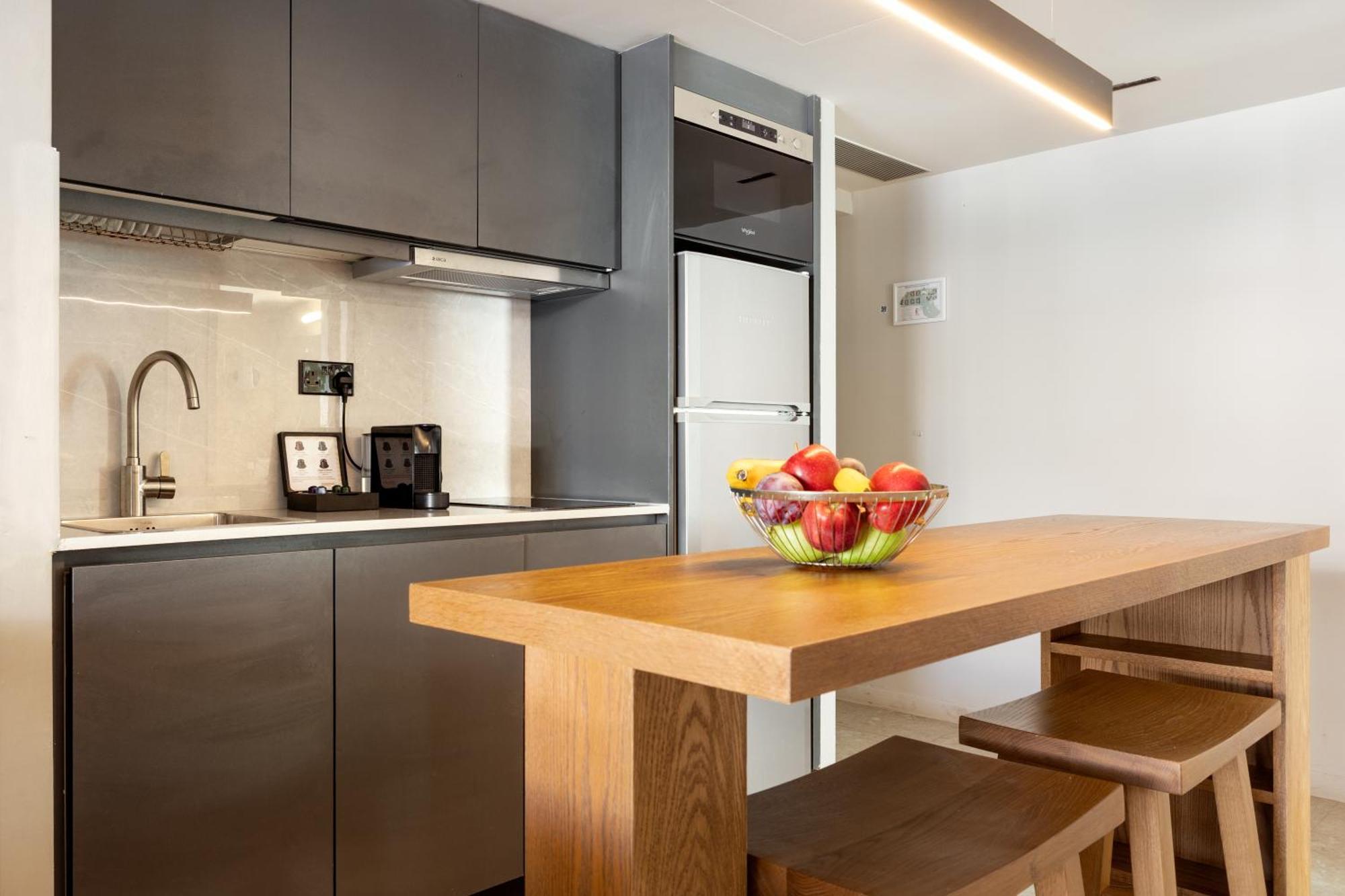 Deluxe One-Bedroom Apartment